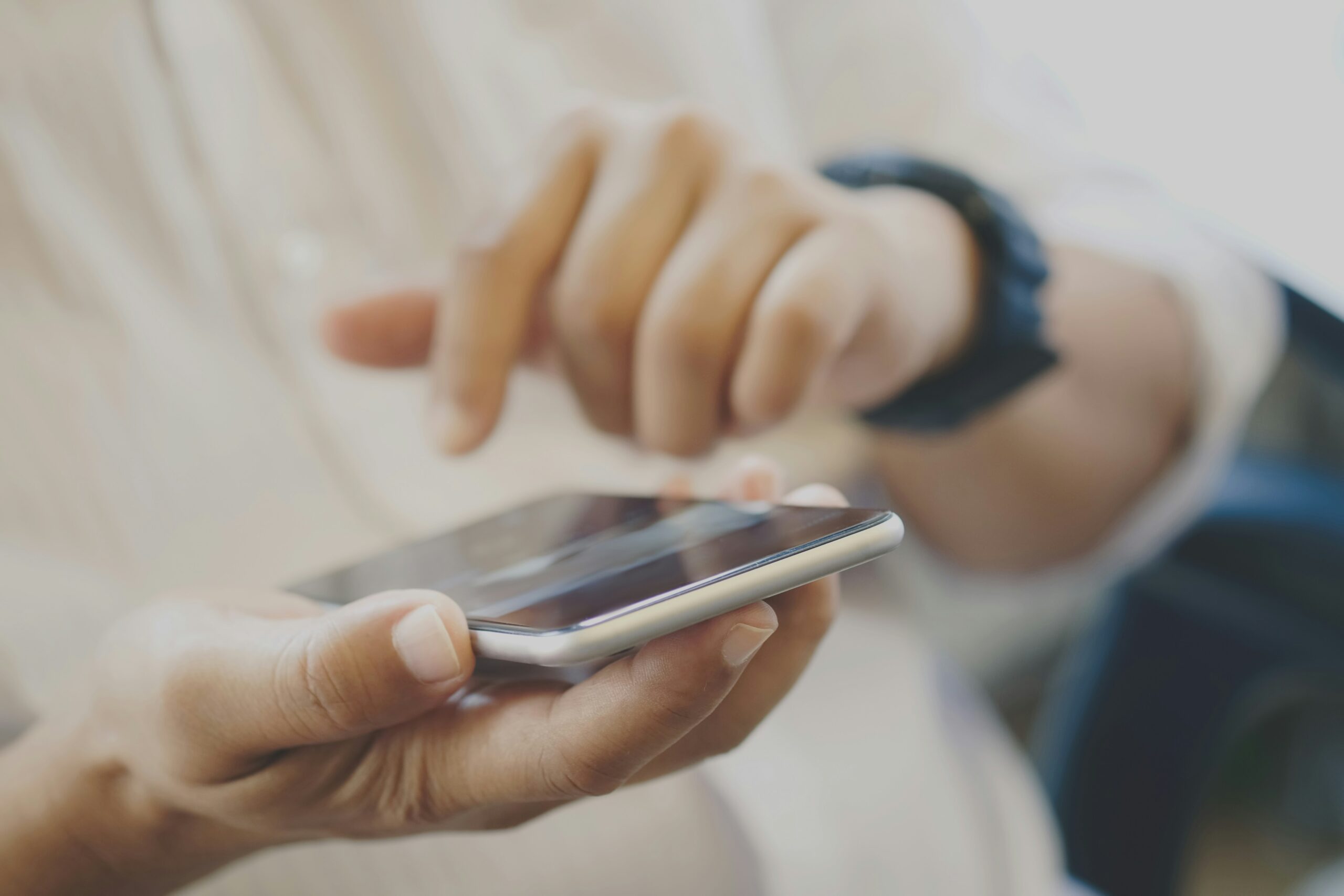 Interazione su smartphone tramite touch screen, simbolo di accessibilità web e usabilità per tutti gli utenti