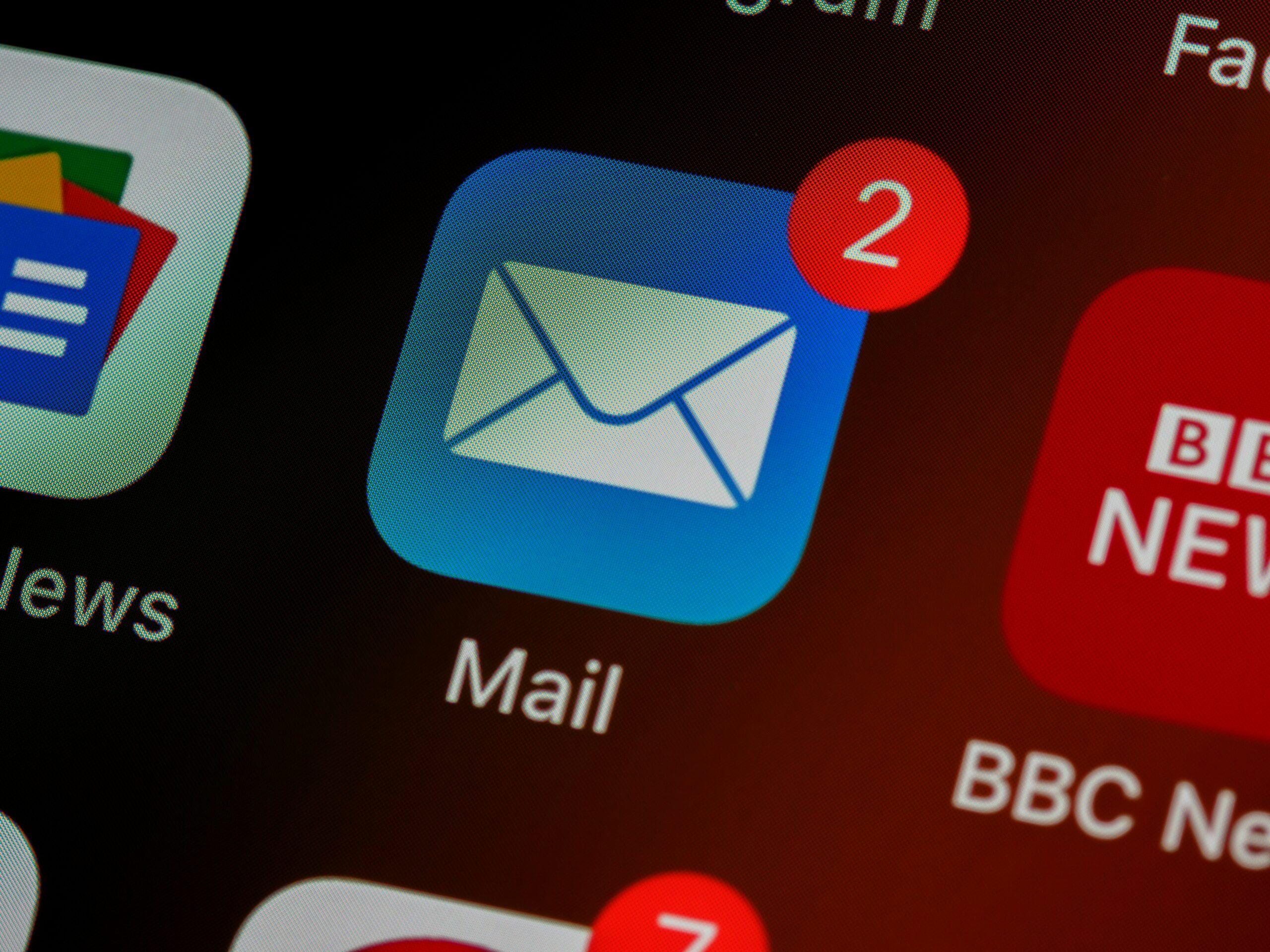 Icona dell’app email con notifiche di nuove mail su smartphone, per dare l'idea del servizio email marketing