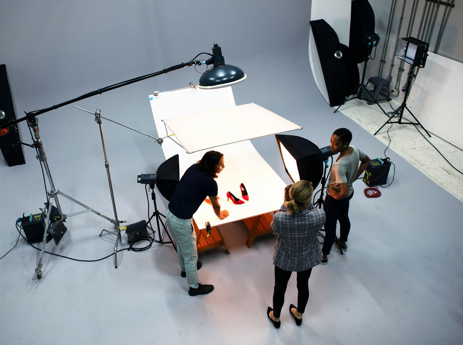 Team che realizza uno shooting prodotto in studio per fotografie e-commerce