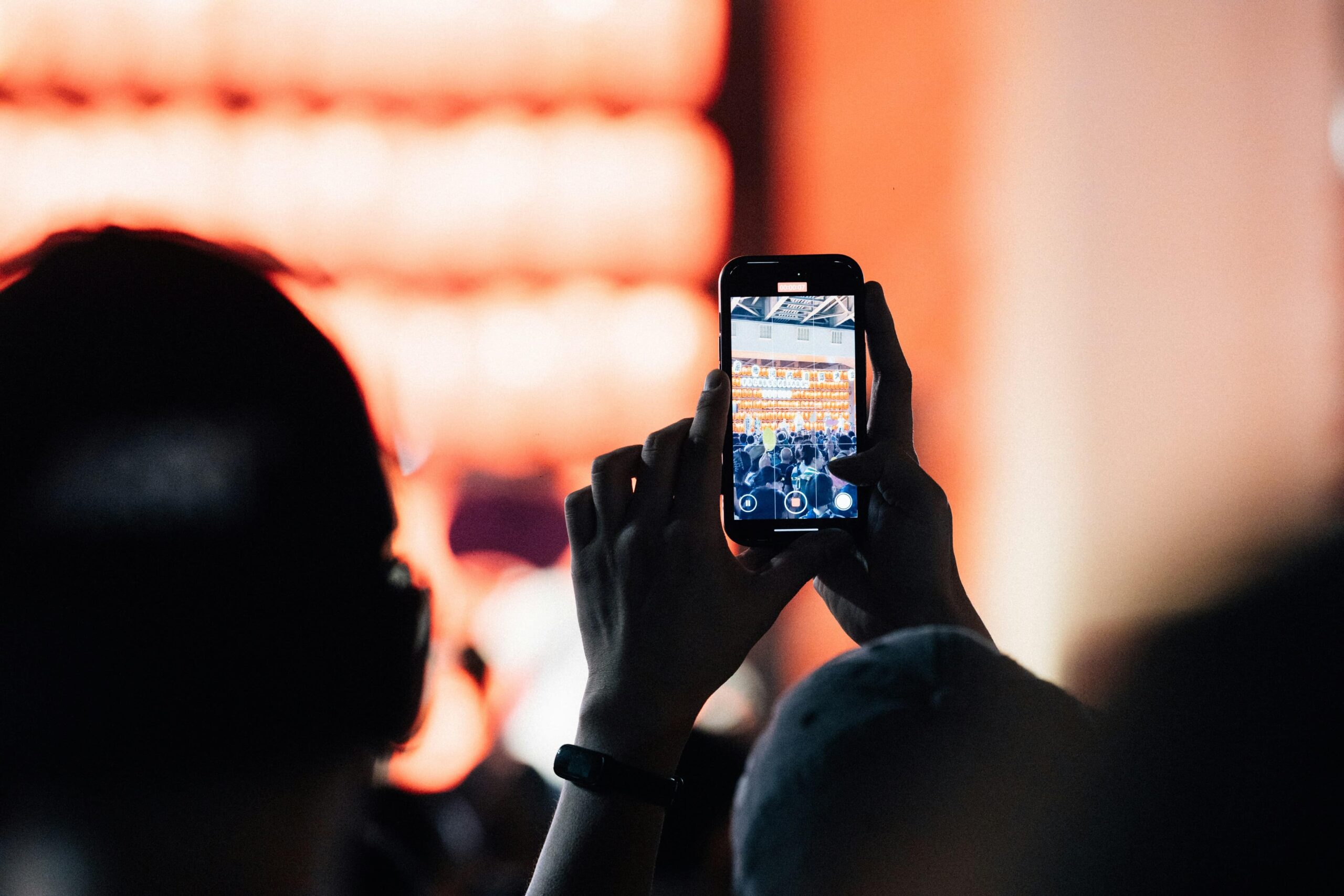 Smartphone utilizzato per registrare un video reel durante, simbolo della creazione di contenuti verticali per social media