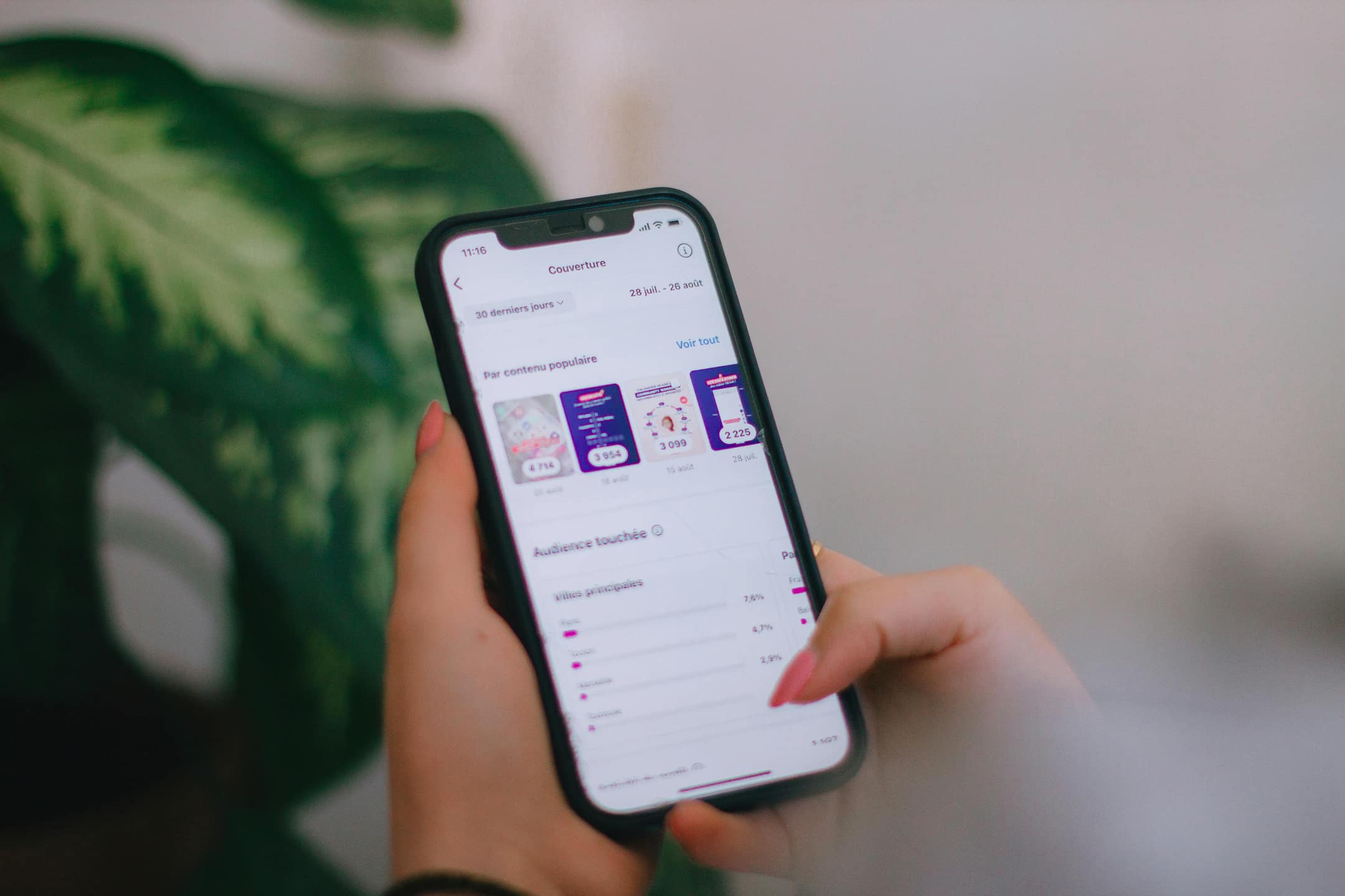 Smartphone con dashboard di statistiche social, simbolo del social management e del monitoraggio costante delle performance