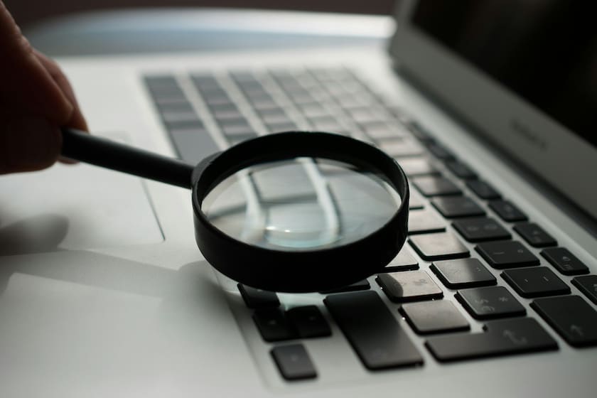 lente di ingrandimento su tastiera laptop analisi seo sito web
