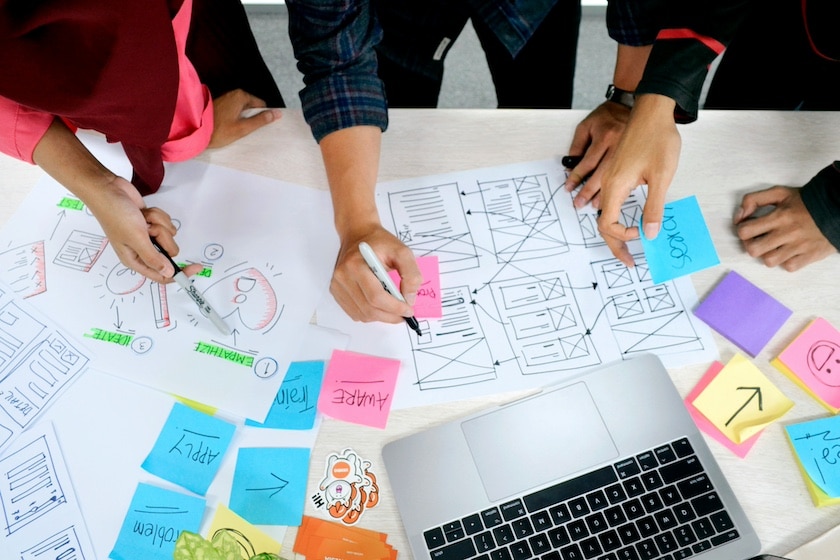 team progettazione ux, ui, wireframe sito web post it e schemi
